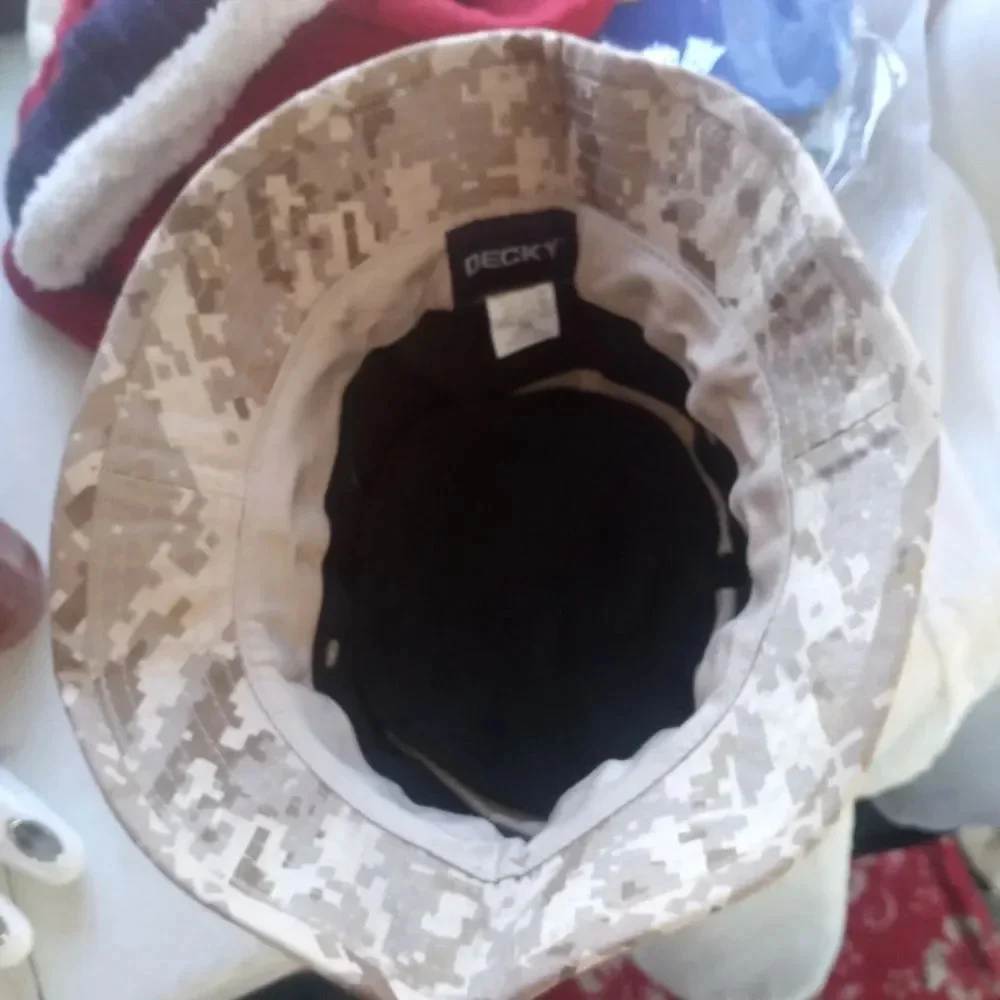 Decky boys hat size small and medium. ( Bag Y )
